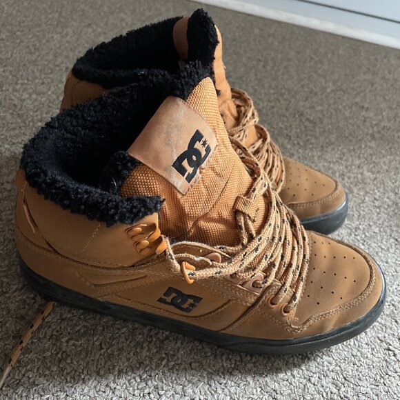 Winterized DC shoes lined size 8 - Picture 2 of 3
